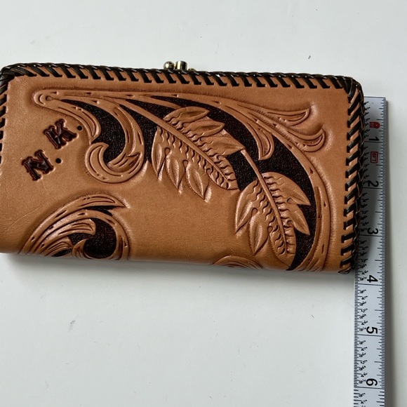 Vintage Leather Embossed Wallet - Picture 5 of 5